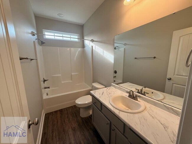 Building Photo - 117 White Oak Dr NE