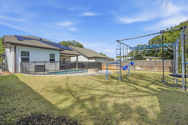 Building Photo - Stunning 4 Bedroom Home with Solar Energy & Private Pool!