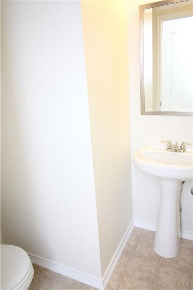 Building Photo - Beautiful one story brick home!