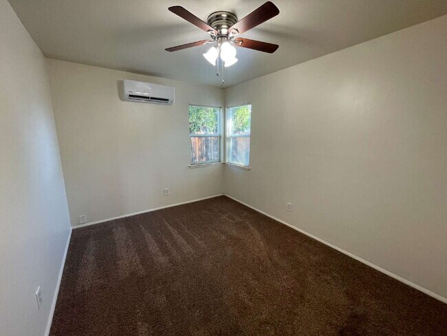 Building Photo - Cozy 2 BR 1 BA Home in Midtown!