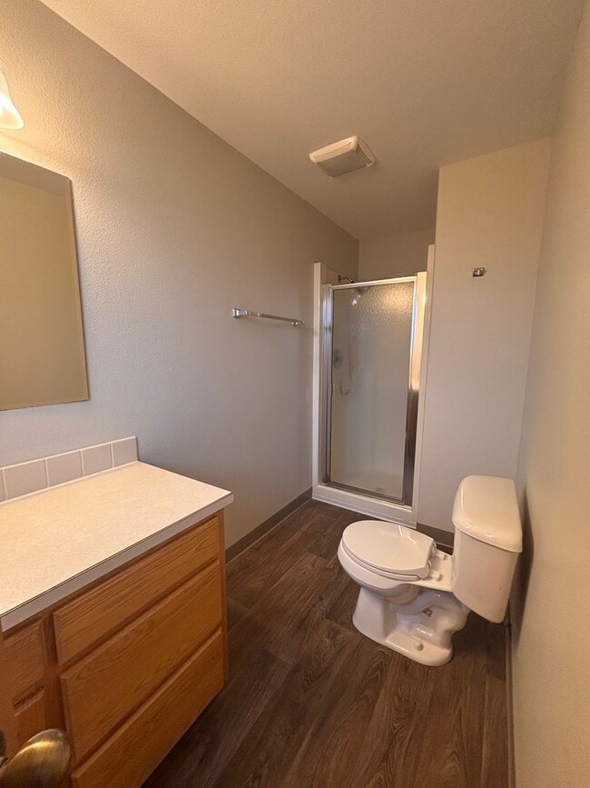 Building Photo - Spacious 3 Bedroom 2 bathroom Duplex