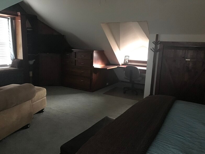 Building Photo - 2004 NE 8th St