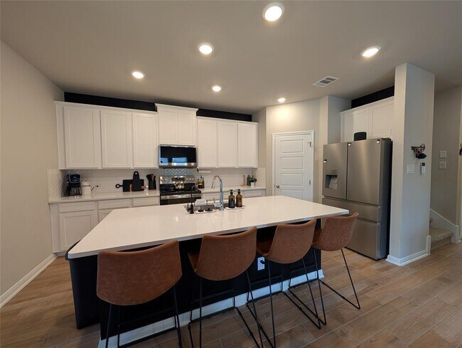 Building Photo - 3030 Charyn Wy