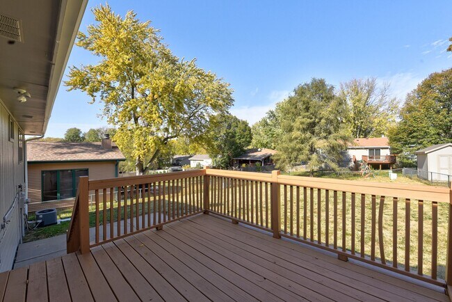 Building Photo - Large home in quiet neighborhood