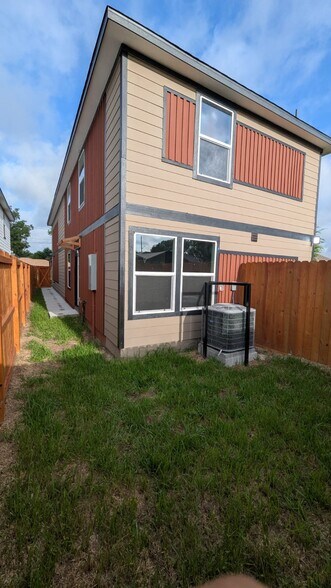 Building Photo - 7904 Shotwell St