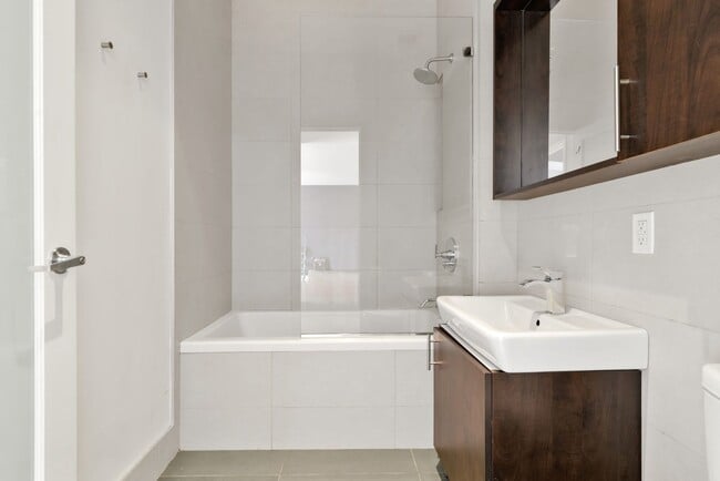 Building Photo - Superb Spacious and Sunlit 1 Bedroom Condo