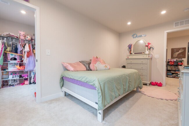 Building Photo - MOVE IN READY 3 Bedroom in Desirable Grass...