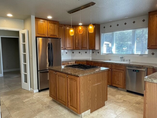 Building Photo - 3 bedroom, 3 bath, entertainment room, lib...