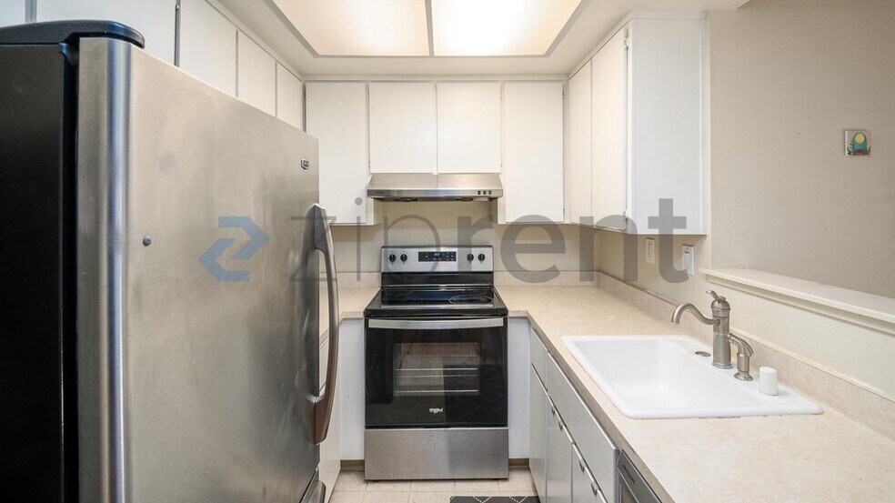 Building Photo - Unit