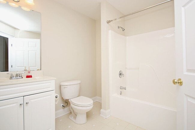 Building Photo - Sunlit Condo With Easy Access to Rt 29