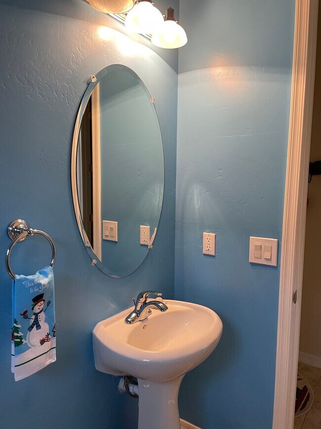 Building Photo - FULLY FURNISHED LUXURY HOME ON GOLF COURSE