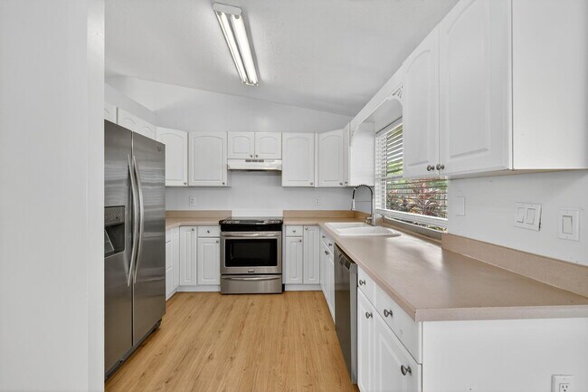 Building Photo - 561 SE Karrigan Terrace