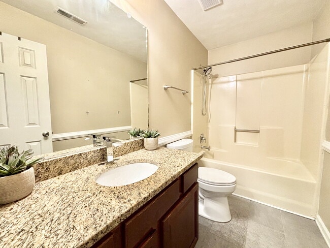 Building Photo - Gorgeous Townhome in Virginia Beach