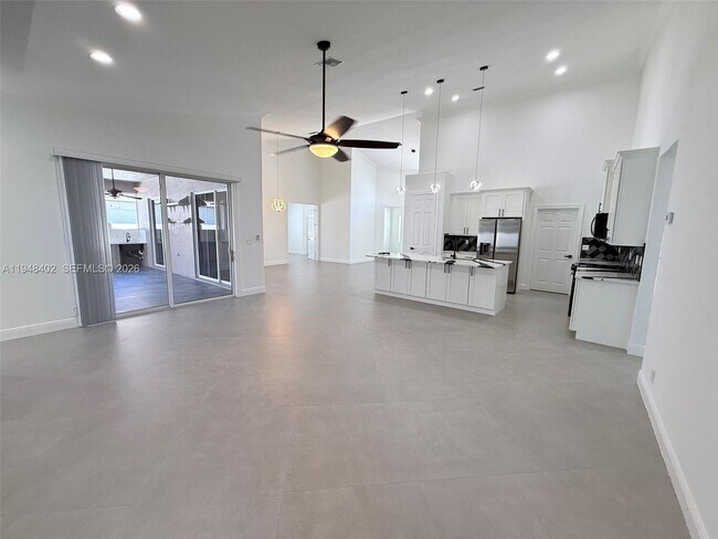 Building Photo - 1749 SW Desert Ave