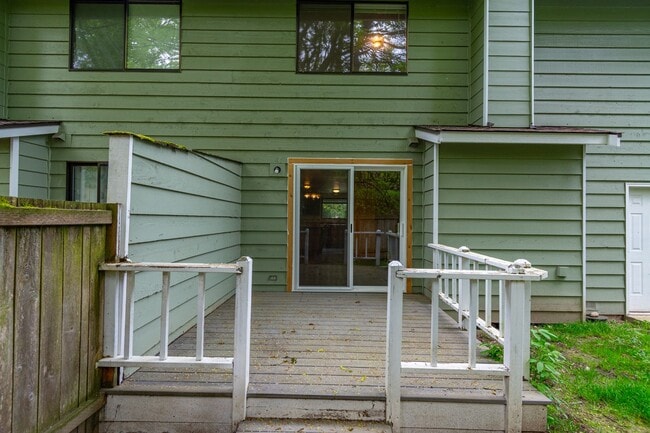 Building Photo - 3 Bedroom/2.5 bathroom townhouse centrally located Oak Harbor