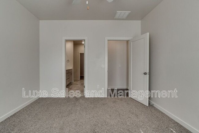 Building Photo - 504 Martina Ln