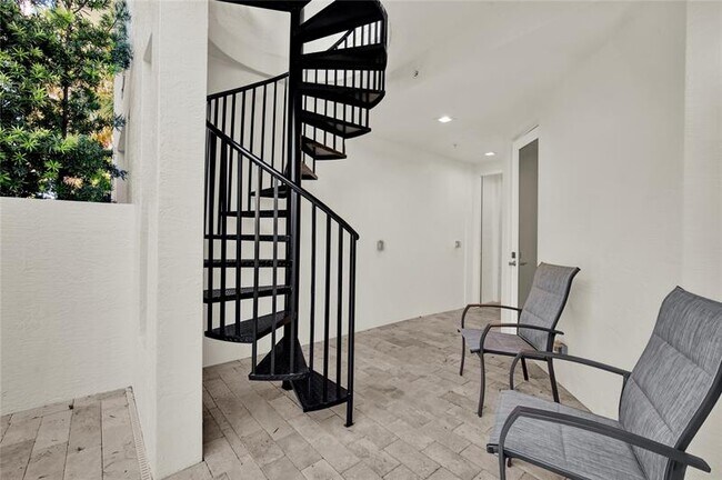 Building Photo - 425 N Ocean Blvd