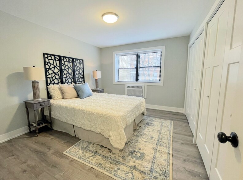 Building Photo - 529 W Surf St