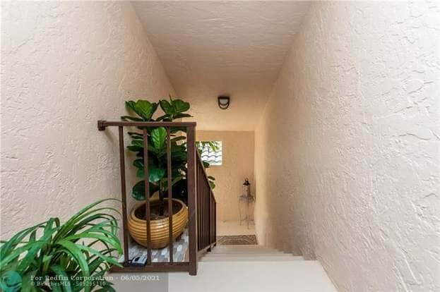 Building Photo - 270 Captains Walk