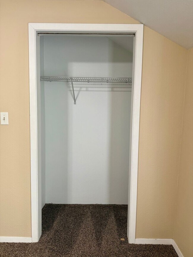 Building Photo - 3 Bed/1.5 Bath House For Rent with 2 Car Garage!