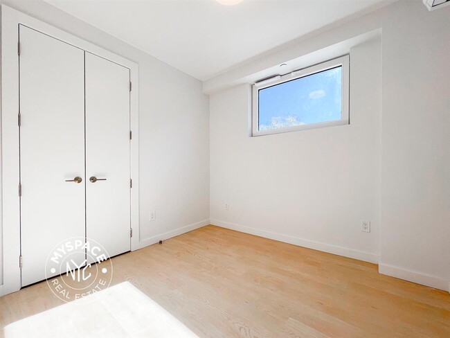 Building Photo - 280 Meeker Ave