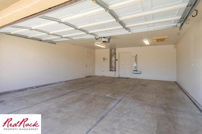 Building Photo - 4 Bedroom in Amber Estates - Newer LVP Flooring throughout home!