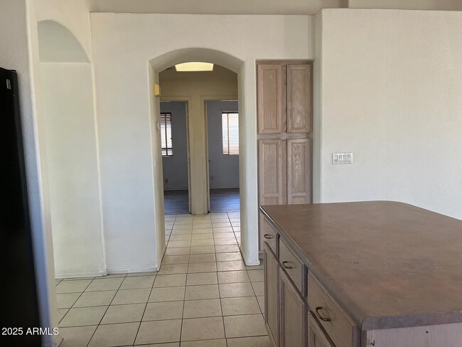 Building Photo - 2336 E Aire Libre Ave