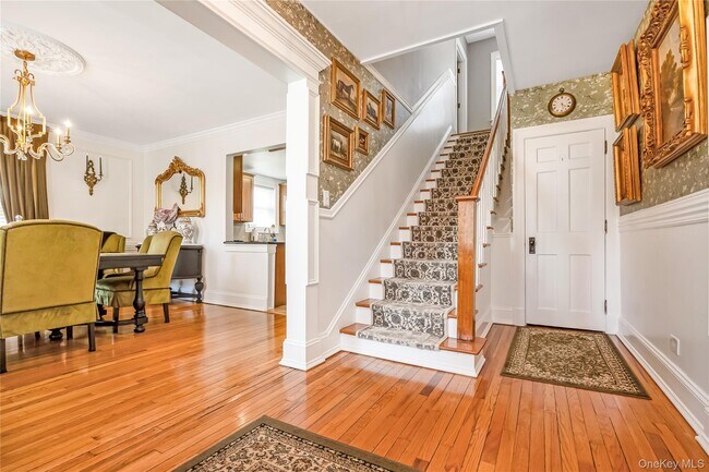 Building Photo - 312 Ellington Ave E