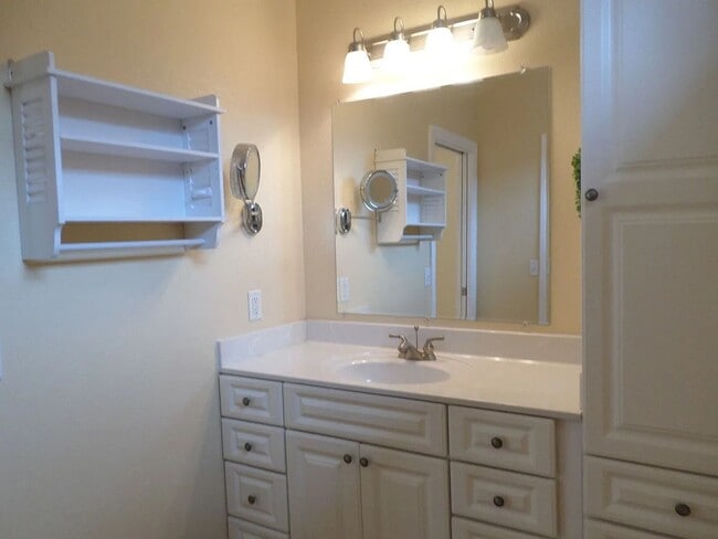 Building Photo - Bright and Spacious 3-Bedroom Home with Su...