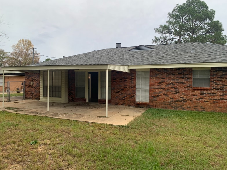 Building Photo - 651 Sarver Ave