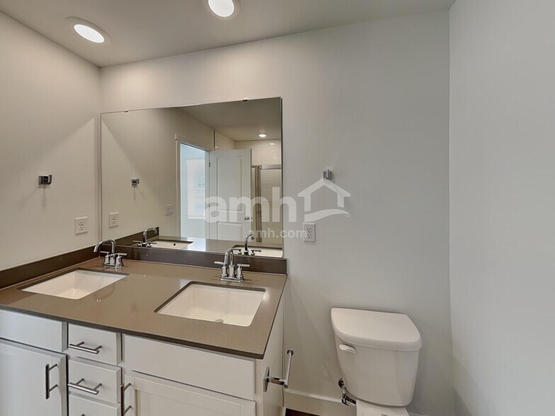 Building Photo - 4712 85th Dr NE