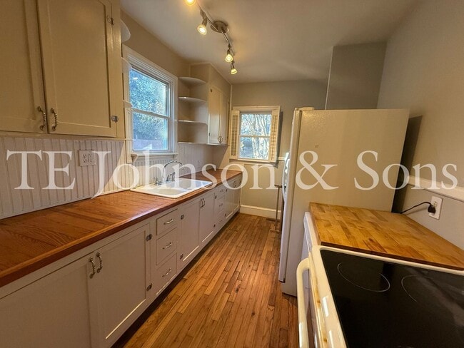 Building Photo - 864 Fenimore St