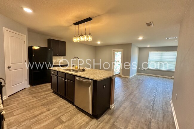 Building Photo - AVAILABLE NOW IN REDSTONE COMMONS