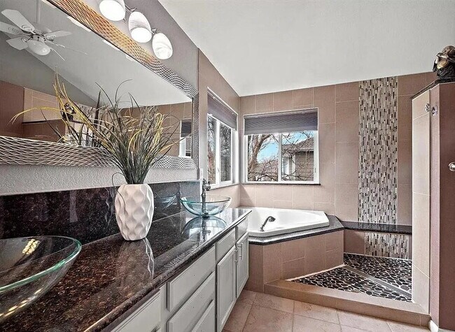 Building Photo - OMG this is a Stunning Large 5 BR House