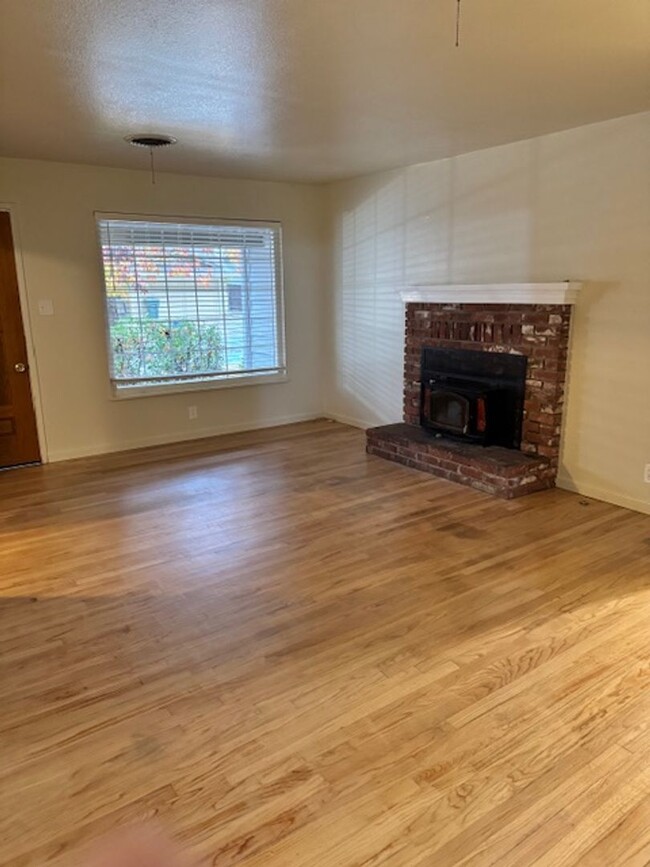 Building Photo - 4 Bedrooms in South Redding- Available for...