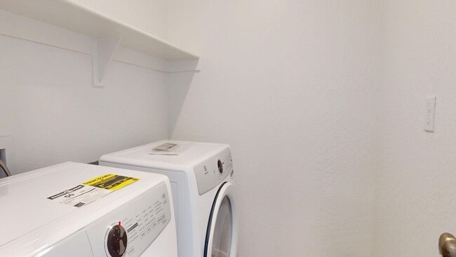 Building Photo - 3249 Carambola Ave