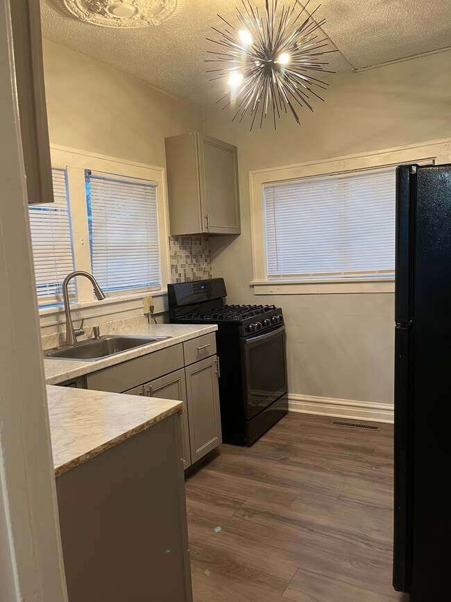 Building Photo - 2 Bedroom Home in West Glen Park