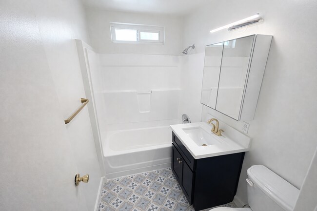 Building Photo - Remodeled 2BR in NoHo – Brand New Kitchen, 2 Parking Spaces, Walk to NoHo West Mall
