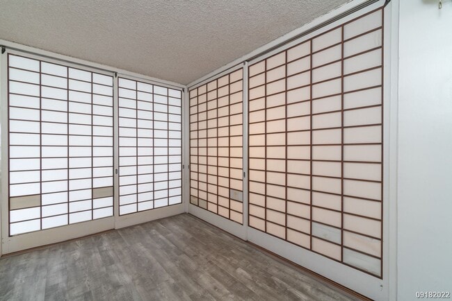 Building Photo - Upgraded 2BR 1BA 1PARKING near Waikiki & UH Manoa! Dishwasher & Washer/Dryer In Unit!