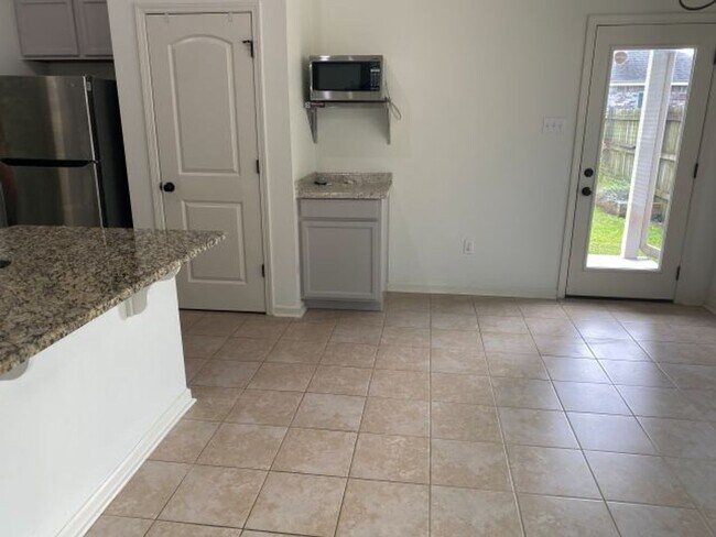 Building Photo - 510 Greenwich Dr