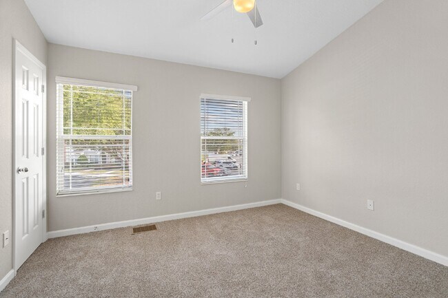 Building Photo - **NEWLY REMODELED ** MAINTENANCE FREE TOWNHOME/ NO APPLICATION FEES**