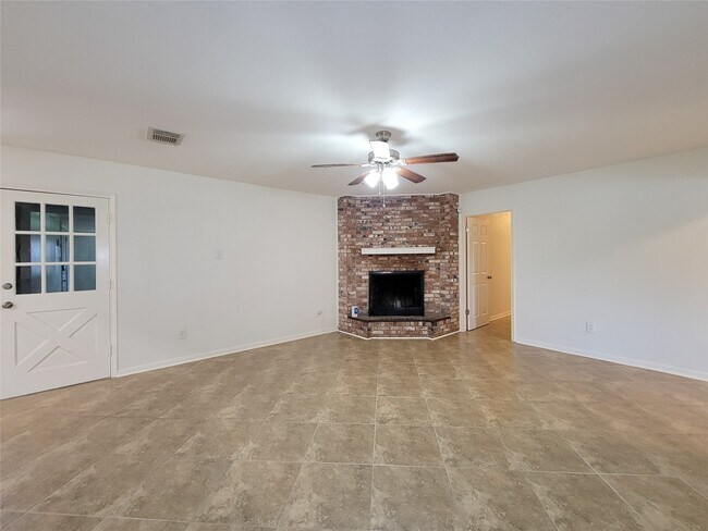 Building Photo - 2115 Forest Oaks Dr