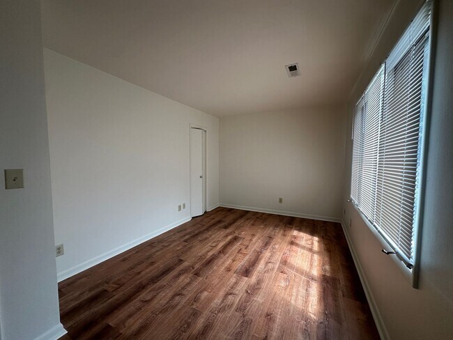Building Photo - SW County Townhome