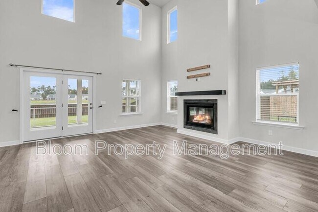 Building Photo - 450 Carrara Dr