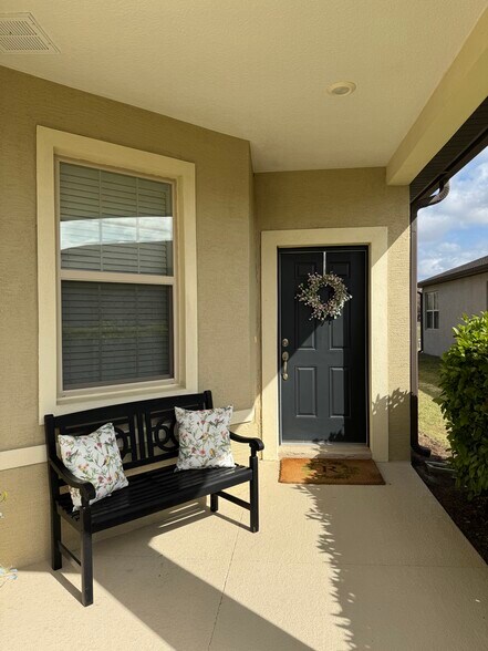 Front entry way - 9645 SW 63rd Loop