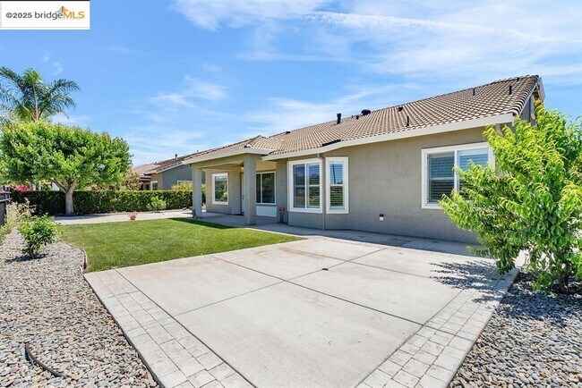 Building Photo - 909 Suntan Ln