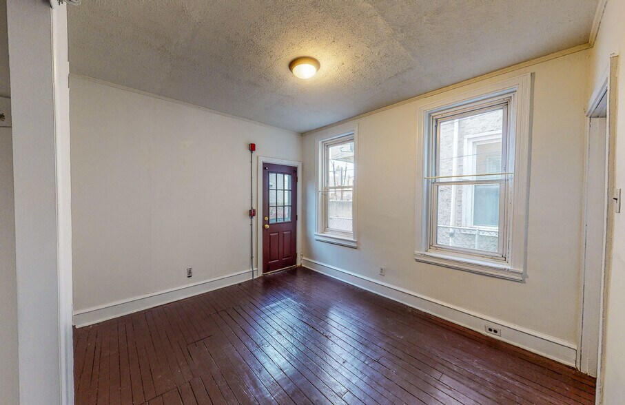 Building Photo - 1302 E Columbia Ave