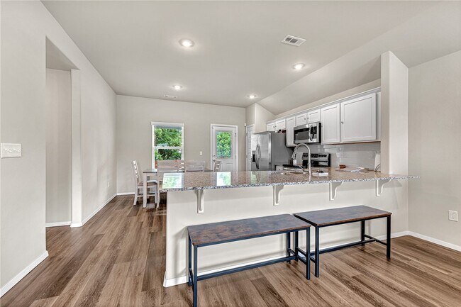 Building Photo - 103 W Gillian Ave