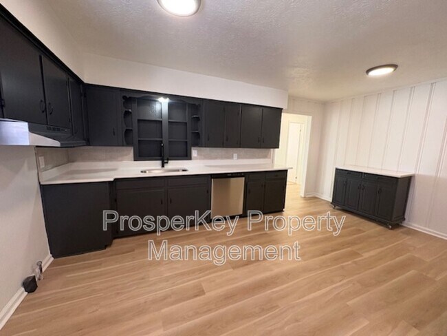 Building Photo - 830 Turner Rd