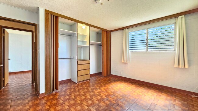 Building Photo - 3 bed/1 bath/2 parking downstairs apartment in Manoa Home